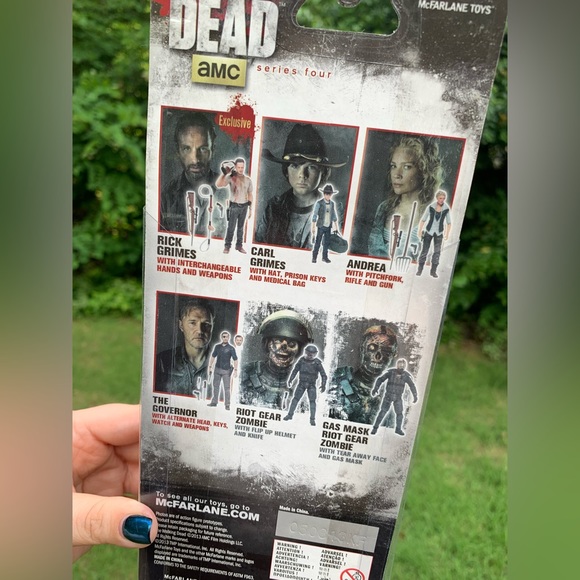 Carl from The Waking Dead Action Figure - Picture 9 of 10